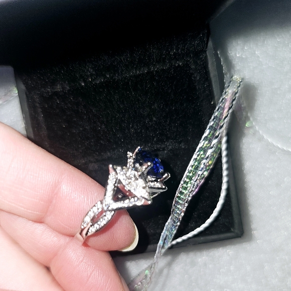 **SOLD** 𝐿𝑜𝑡𝑢𝑠 𝑅𝑖𝑛𝑔 - Picture 2 of 4